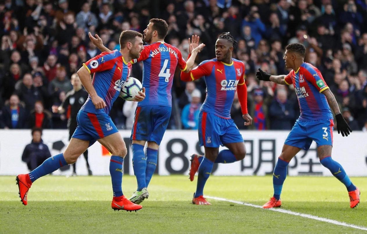 女生打高尔夫打中野鸭，鸭在湖中走，高尔夫从天上来