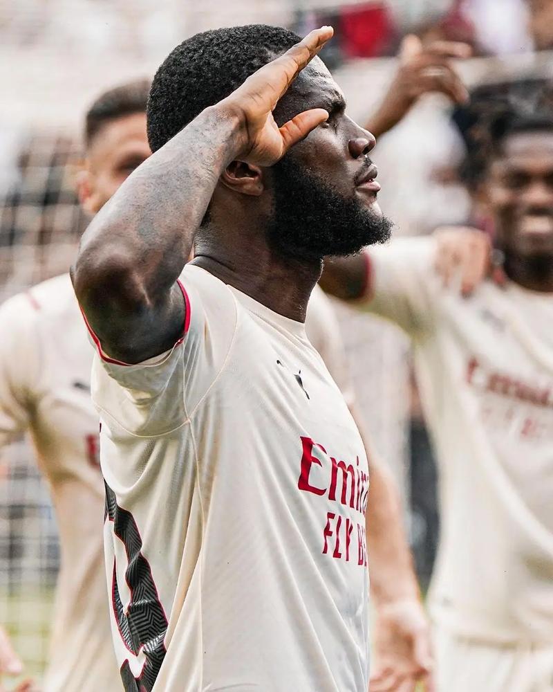 罗伯特·桑切斯是自2010年切赫以来首位英超送助攻的切尔西门将（罗伯特·桑切斯成为切尔西自2010年切赫后首位在英超送出助攻的门将）