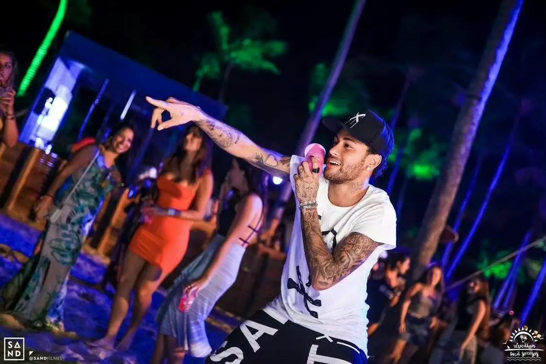 记者：兰克尔踢成都前夜溜去深圳见女友，次日回来裤裆有血