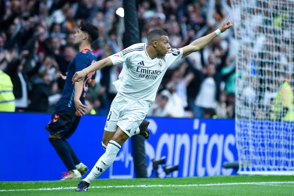 球星突破防线送出制胜球