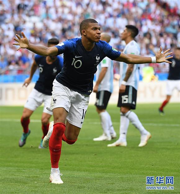 法媒：于帕想在新合同第一年加解约条款，对此巴黎和皇马愿意（法媒：于帕希望在新合同首年设置解约条款，巴黎与皇马均同意）