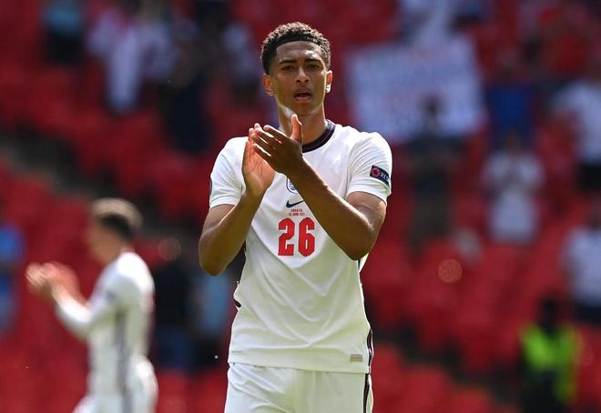 布莱顿发布三笘薰手持二战时日本侵略者照片的图片，如今已删除道歉但限制评论