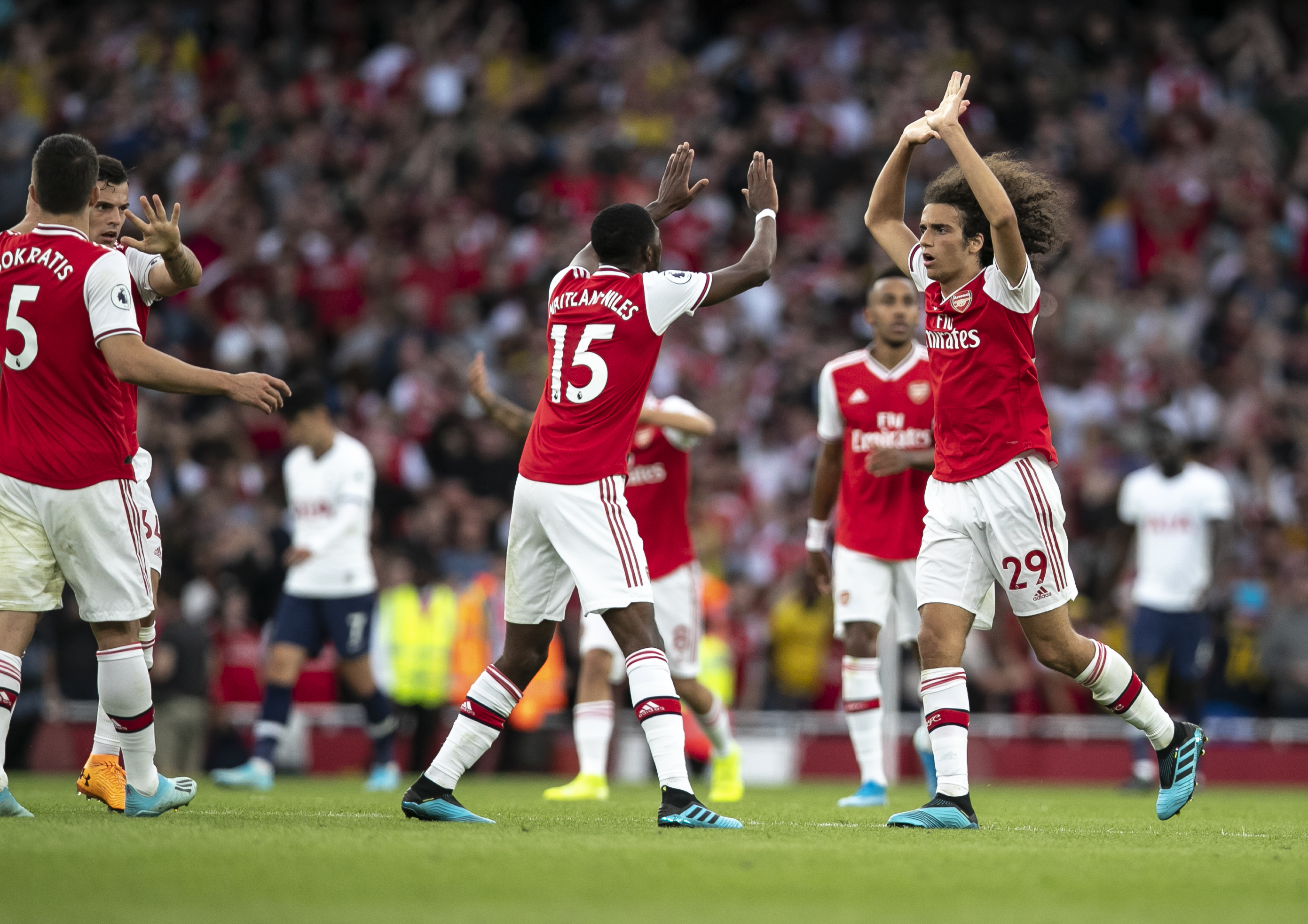 中超：武汉三镇2-0战胜上海申花