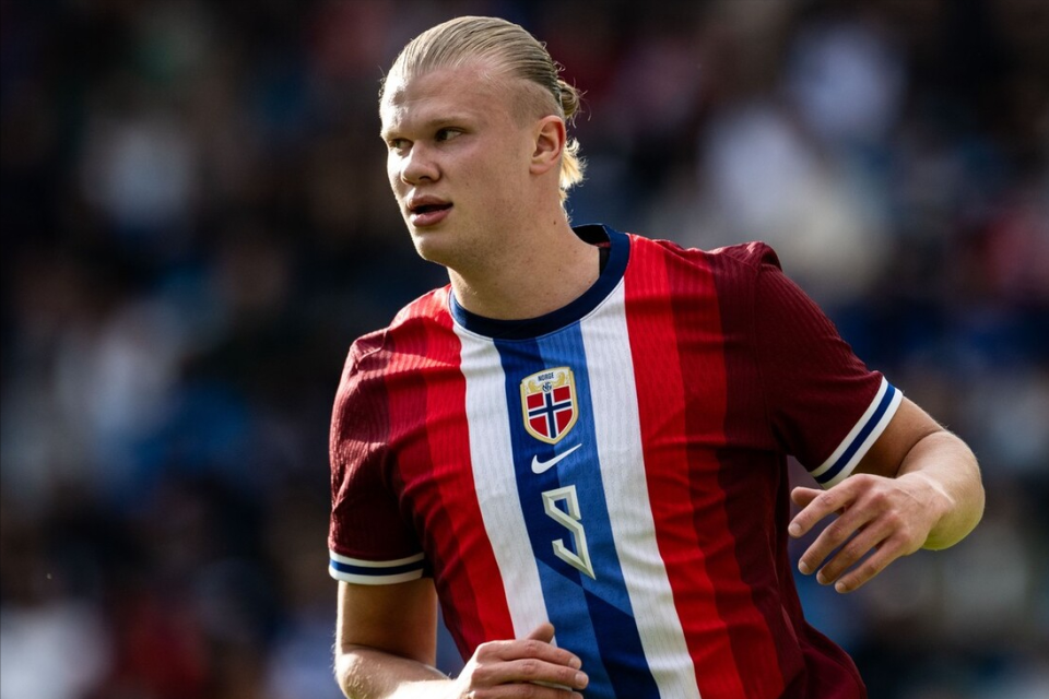 北京国安足协杯夺冠，法比奥荣膺金靴，球员拼尽全力，彰显拼搏精神。