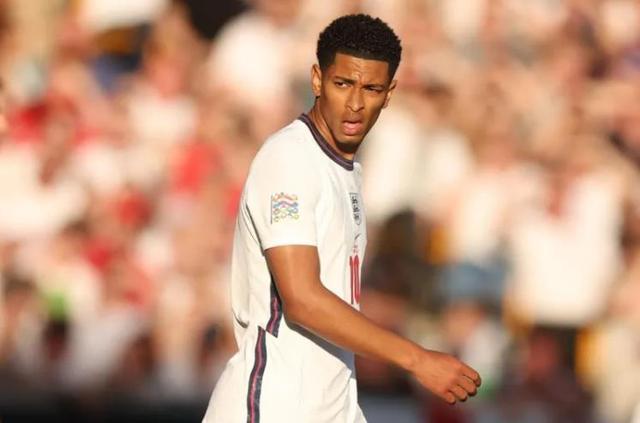 身边人都在享受美食美酒，英格兰职业球员如何过圣诞节？（他人尽享美食美酒，英格兰职业球员的圣诞如何度过？）