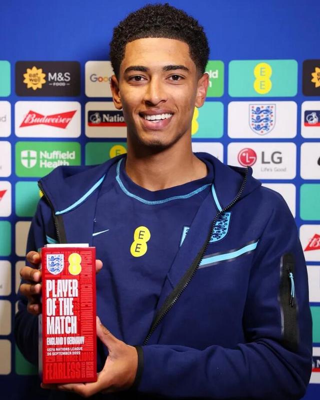 欧冠：巴黎大胜曼联 内马尔建功