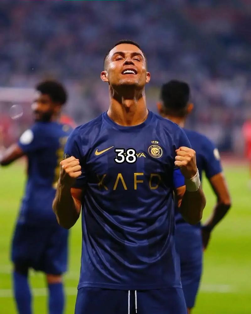 球迷：这球不进都对不起场地